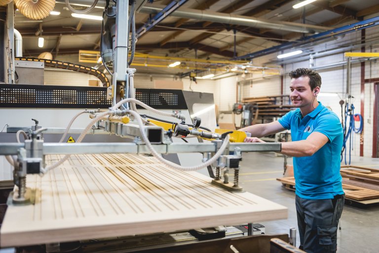 Afbeelding van de productie van een deur in de fabriek van het bedrijf Albo deuren.
